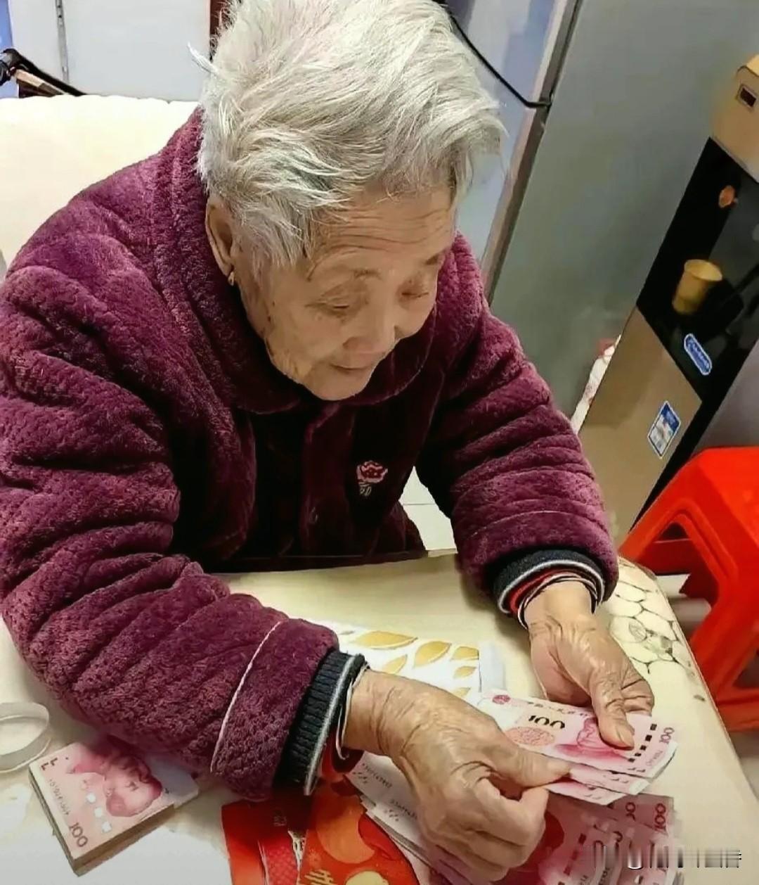 热搜炸了！
91岁阿婆日结200元
雇子女养老，亲情谈钱错了吗～？
 
网传上海