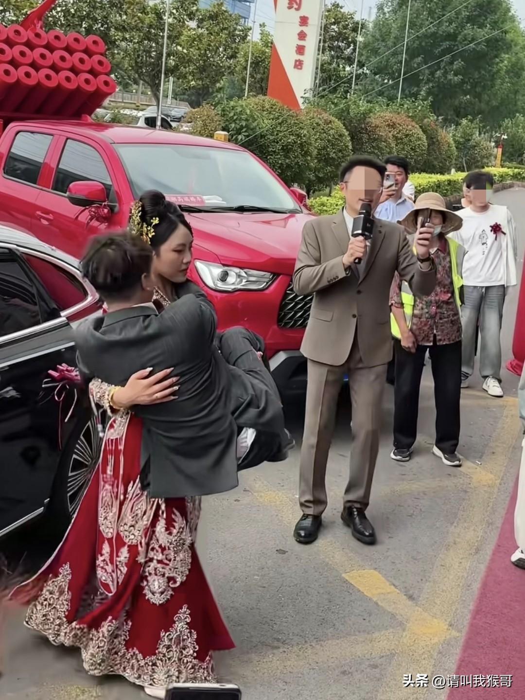 不愧是“波主任”，结婚当天在酒店门口，轻轻松松一个公主抱就能把小夫搂起来，而且看