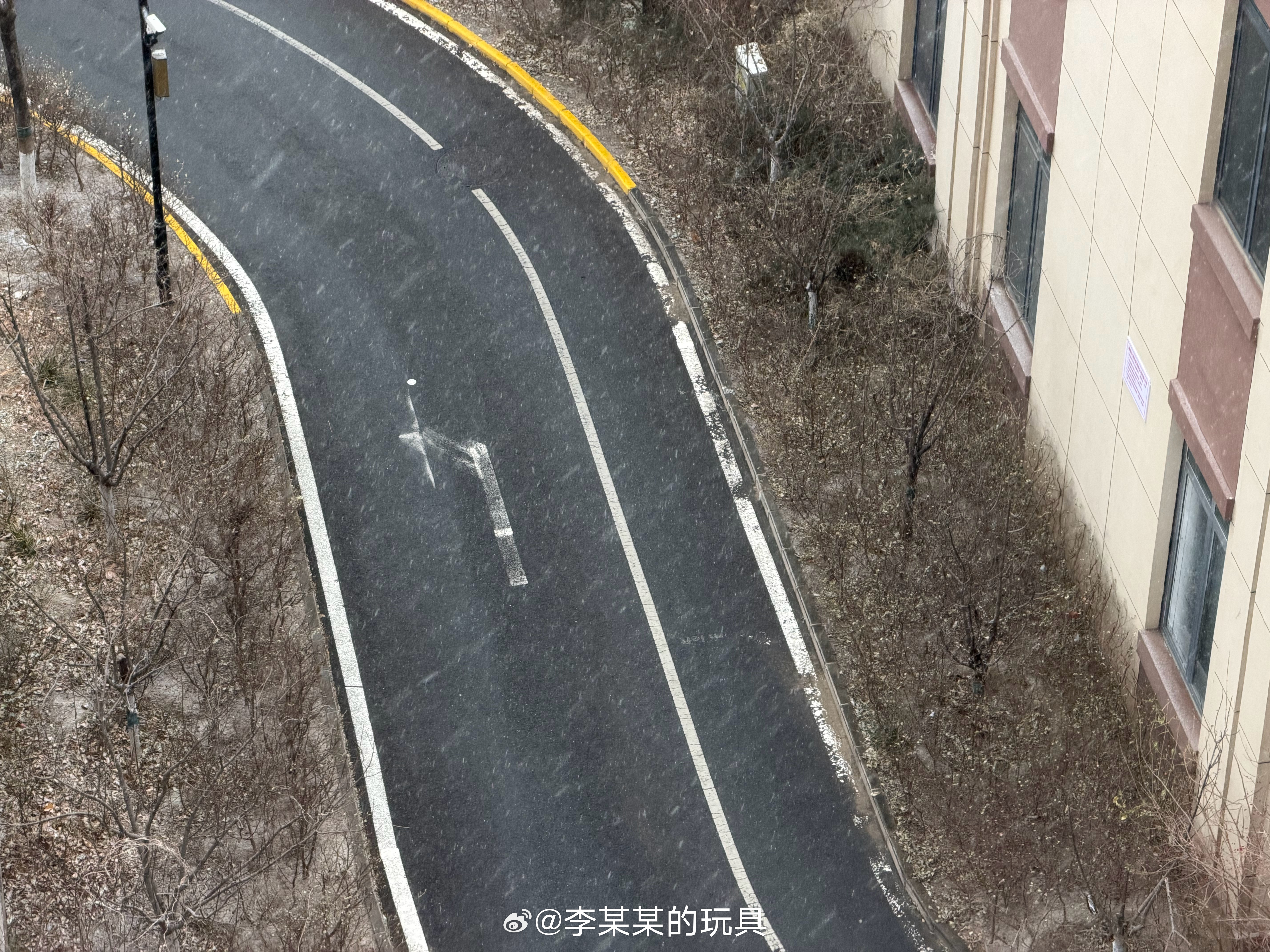 北京下雪确实，大兴也开始下雪了。北京每次初雪都想去故宫