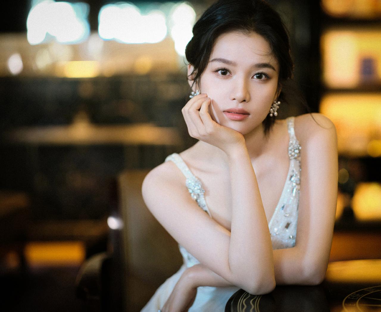 张婧仪：玫瑰乐园的「菁纯」之约