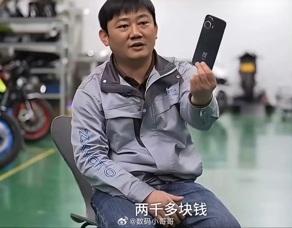 张雪身价上亿还在用两千多块钱坏手机确实是让人意外，这算属于低物欲追求了吧～ 