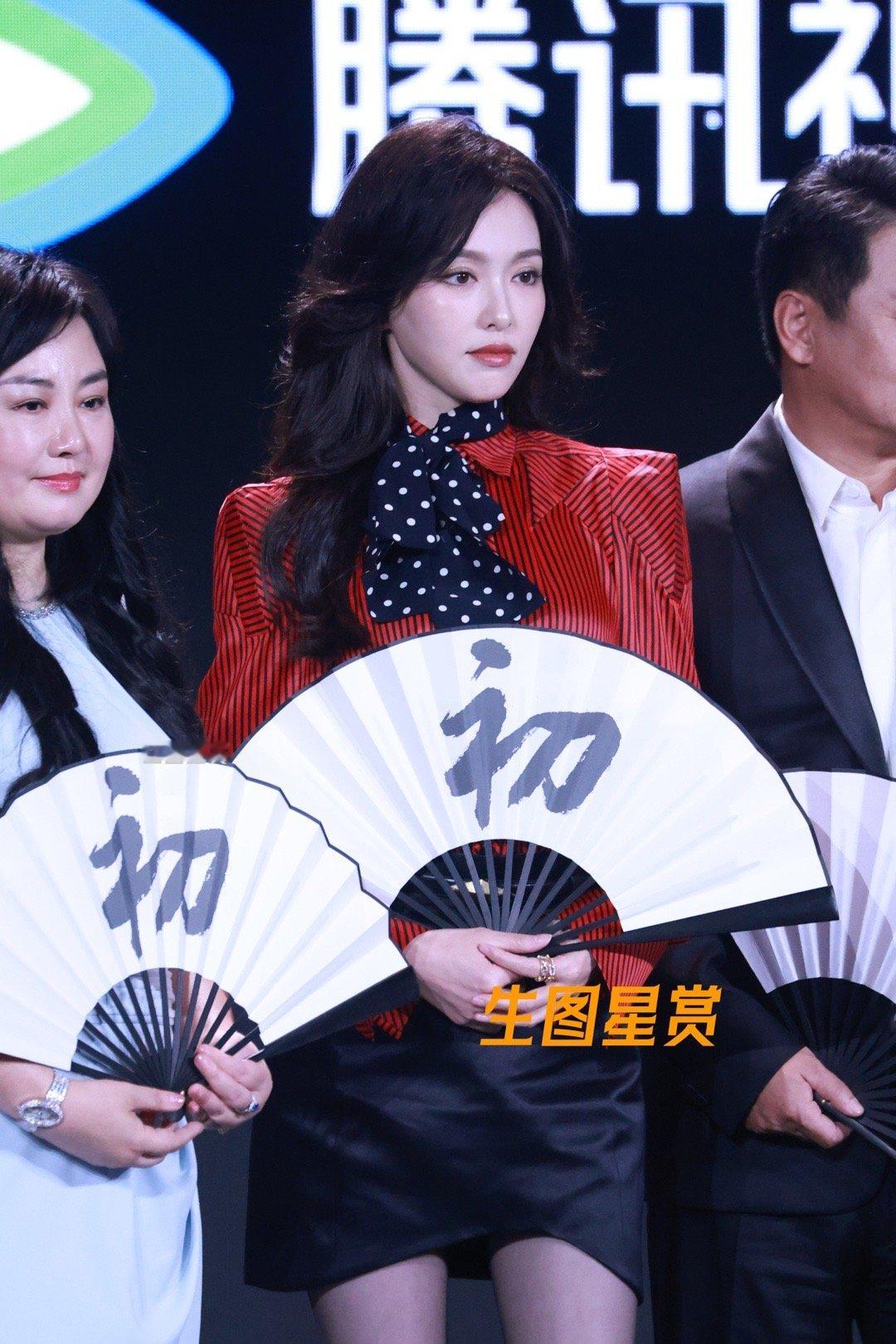 “汪小姐”唐嫣出席#鹅剧派对#红毯 ，短裙搭配黑丝，利落好飒，气场两米八[哇]?