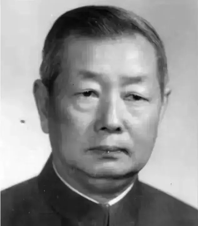 1971年7月10日，摩洛哥国王哈桑二世的42岁寿宴上，一场血光之灾突然降临。中