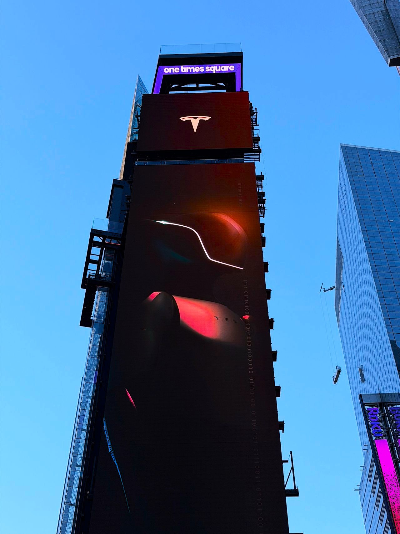 特斯拉Optimus机器人傲然矗立在纽约时代广场纳斯达克交易所上空～ ​​​