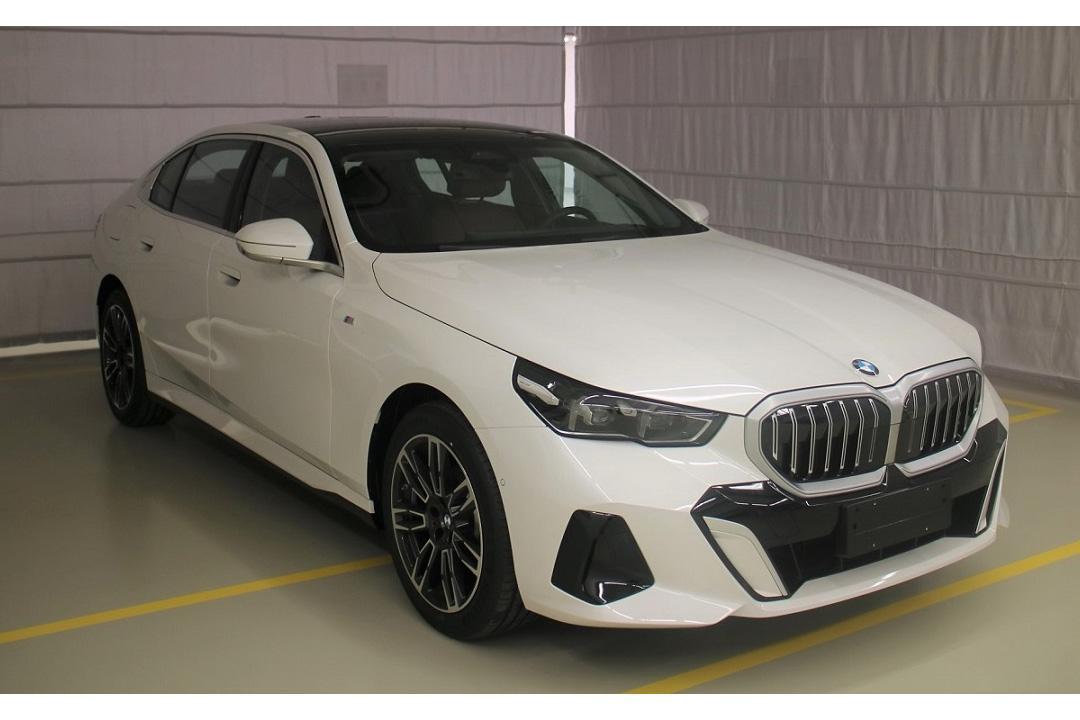 【国产第八代宝马5系长轴距版及i5电动车】看点：7系同款内饰，后排BMW悬浮式巨