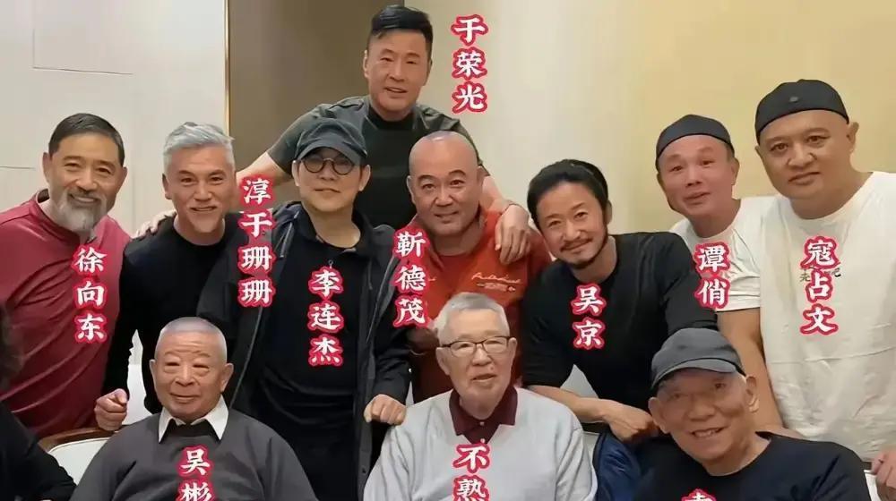 C位让给78岁师父，吴京亏了吗？
 
合影一出，有人替吴京喊委屈：300亿票房男