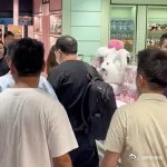 上海街头偶遇罗永浩罗永浩来了上海也要排队 在上海，即使是名人，也不能逃脱排队的命