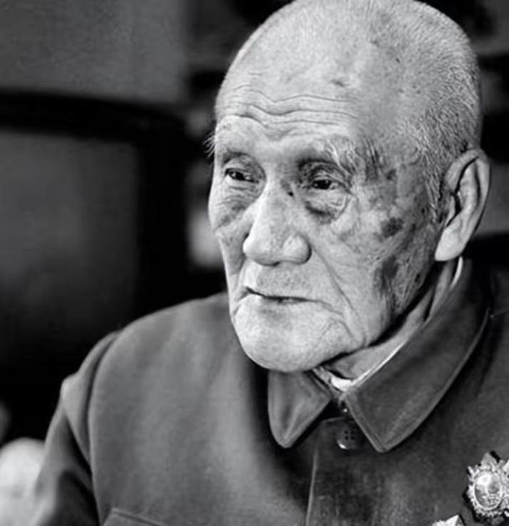 1941年 延安 ， 毛主席去食堂时，一个人拎着削尖的木棍朝毛主席后脑勺刺去，千