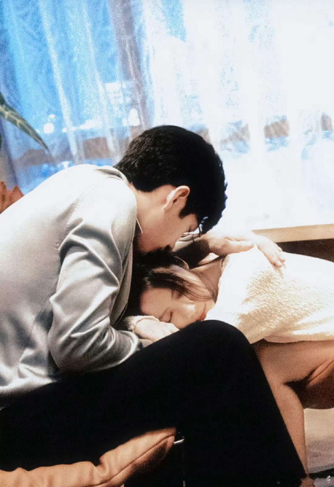 谁懂啊!钢铁森林这水下吻直接戳中我心巴😭每一帧都像被施了魔法，氛围感直接拉满，