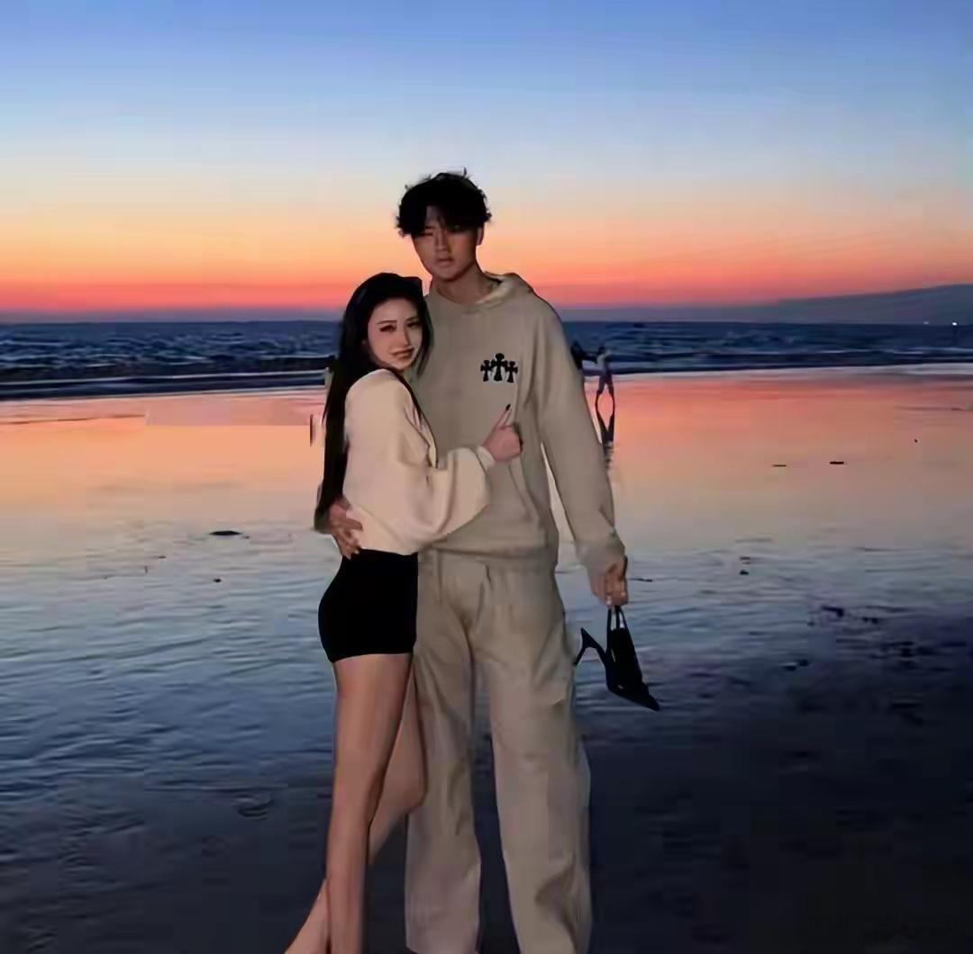 汪峰20岁女儿官宣恋情，小苹果海边热拥男友，东方面孔高大帅气。 