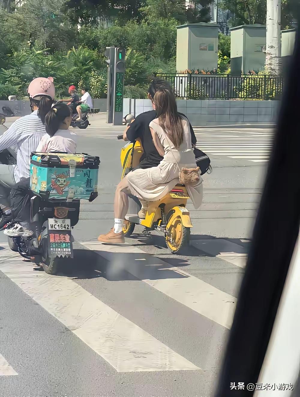 红绿灯很短，羡慕很长。