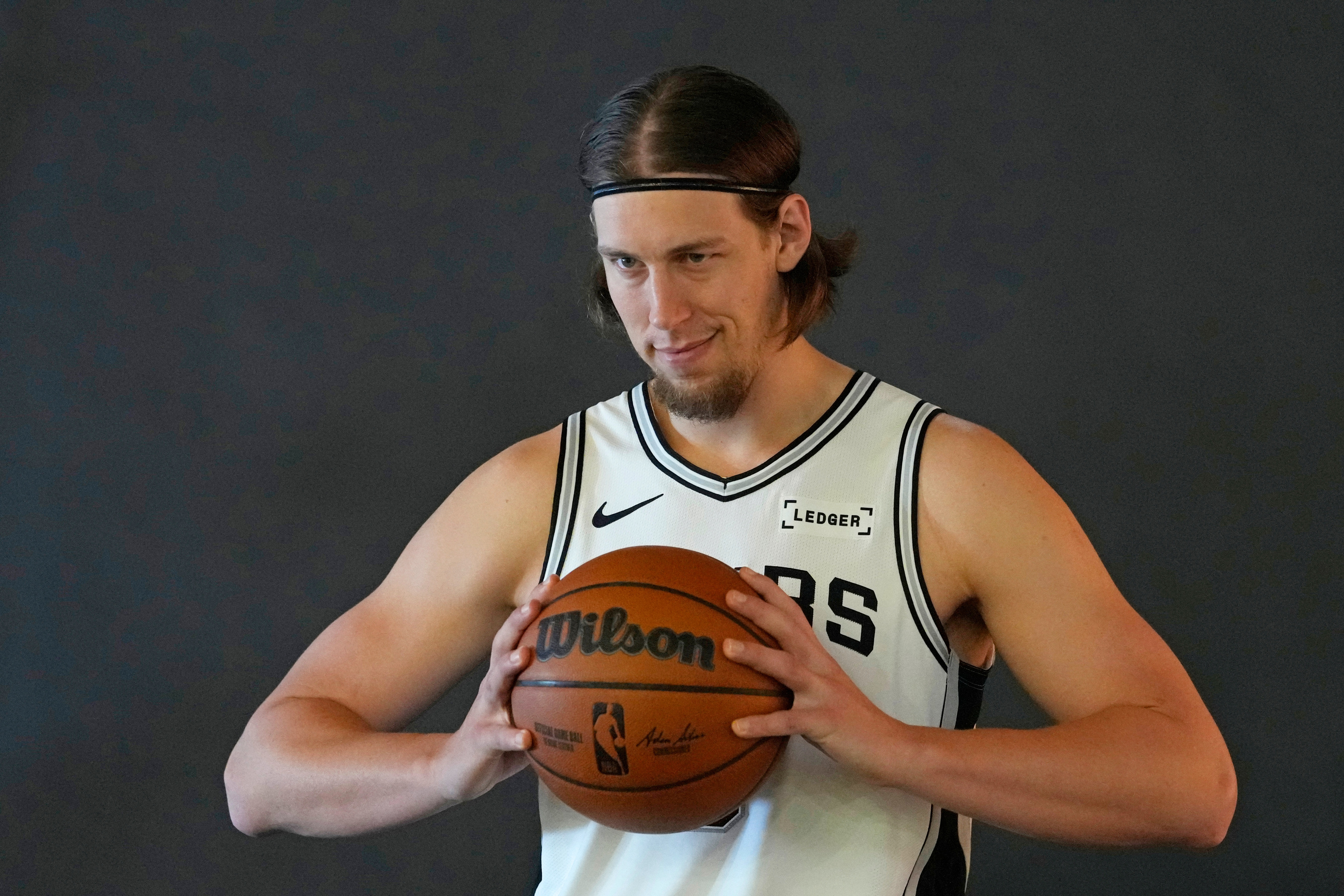 #马刺计划交易奥利尼克# 能换来谁？记者Evan Sidery报道，马刺计划在交