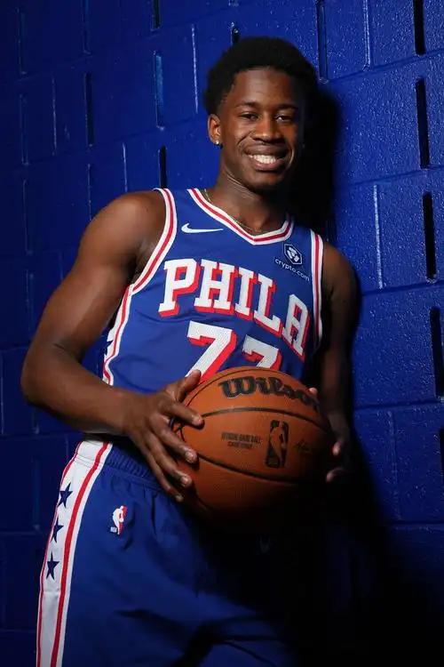 恩比德复出后埃奇库姆不会投篮了

76人险胜凯尔特人，埃奇库姆首发35分钟，投篮