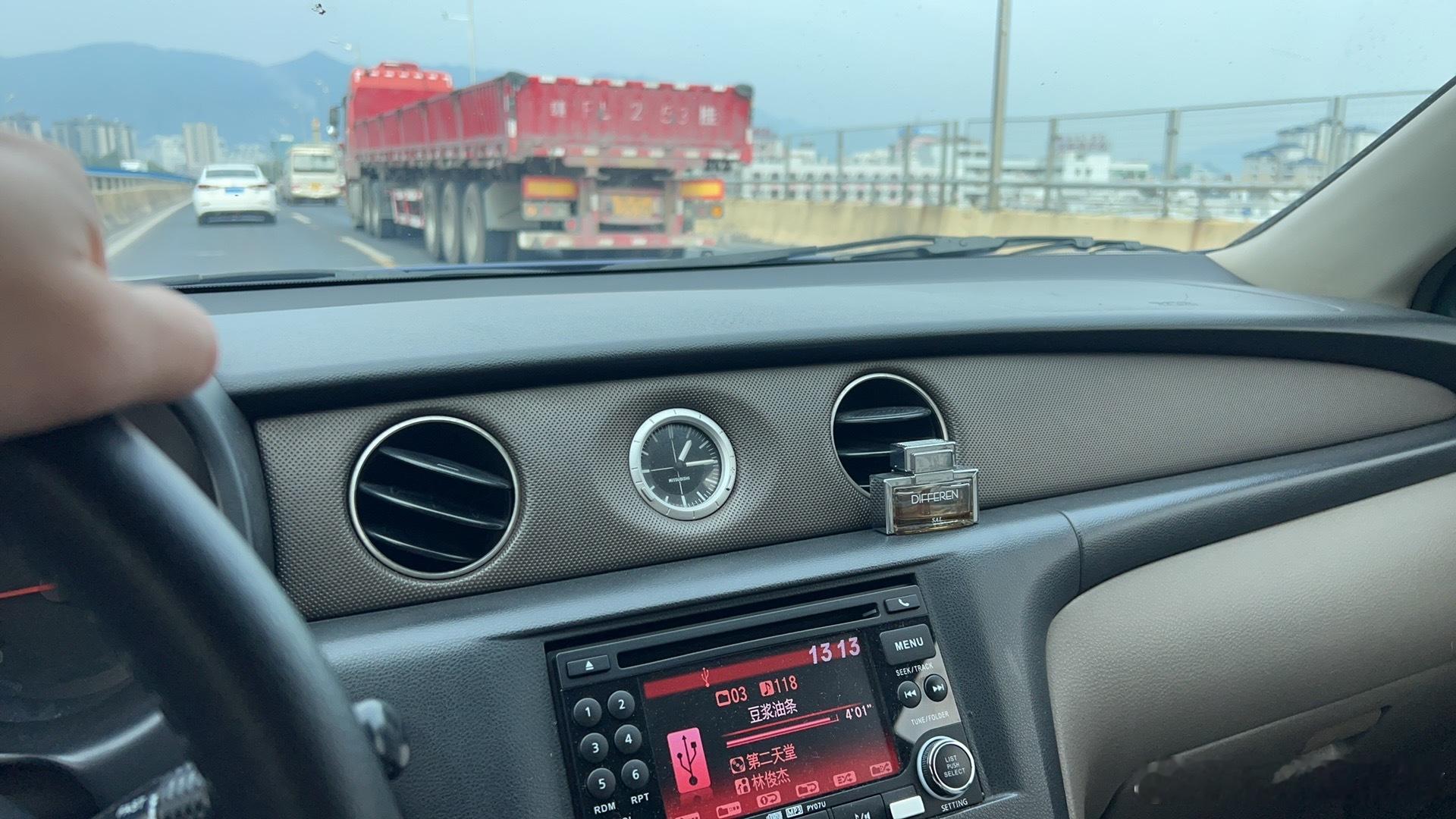 20年前的三菱欧蓝德，这中控上半部分设计，还蛮高级的那个啥，宾利，不也看着差不太