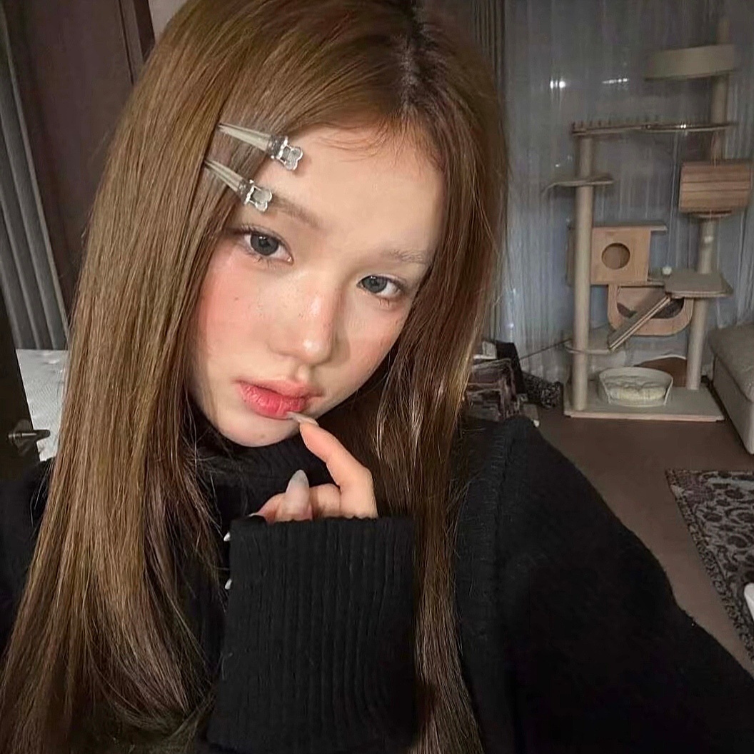 𝐖𝐞𝐂𝐡𝐚𝐭｜小众暗色系ins女生头像分享𝑆𝘩𝑎𝑟𝑒. ?