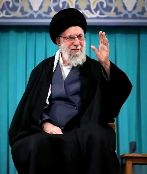 被骂40年“软骨头”？伊朗硬扛美以一个多月，全靠哈梅内伊当年的隐忍
可现在看来，