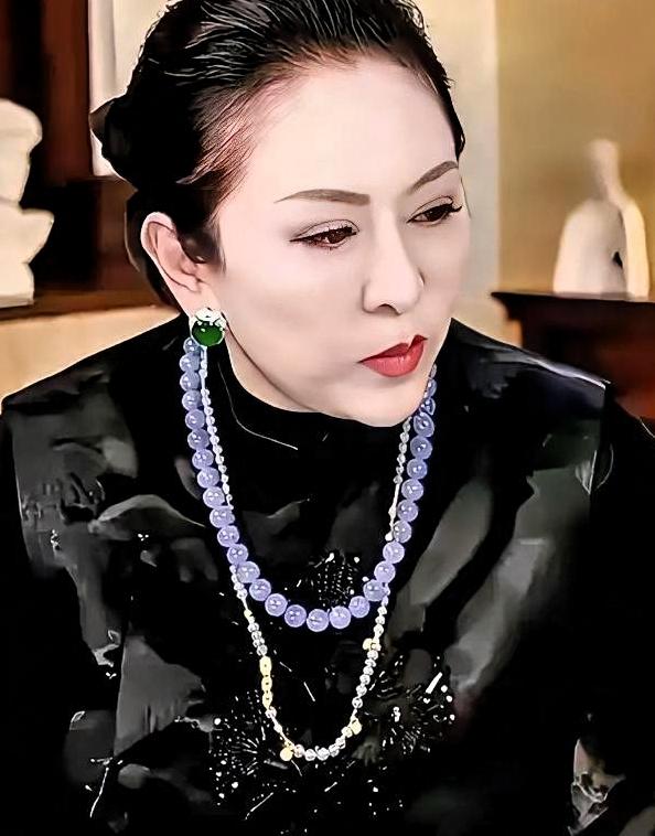 “人家儿子比你儿子优秀多了。”这句话，是网友当众甩在向太脸上的。

我刷到这条评