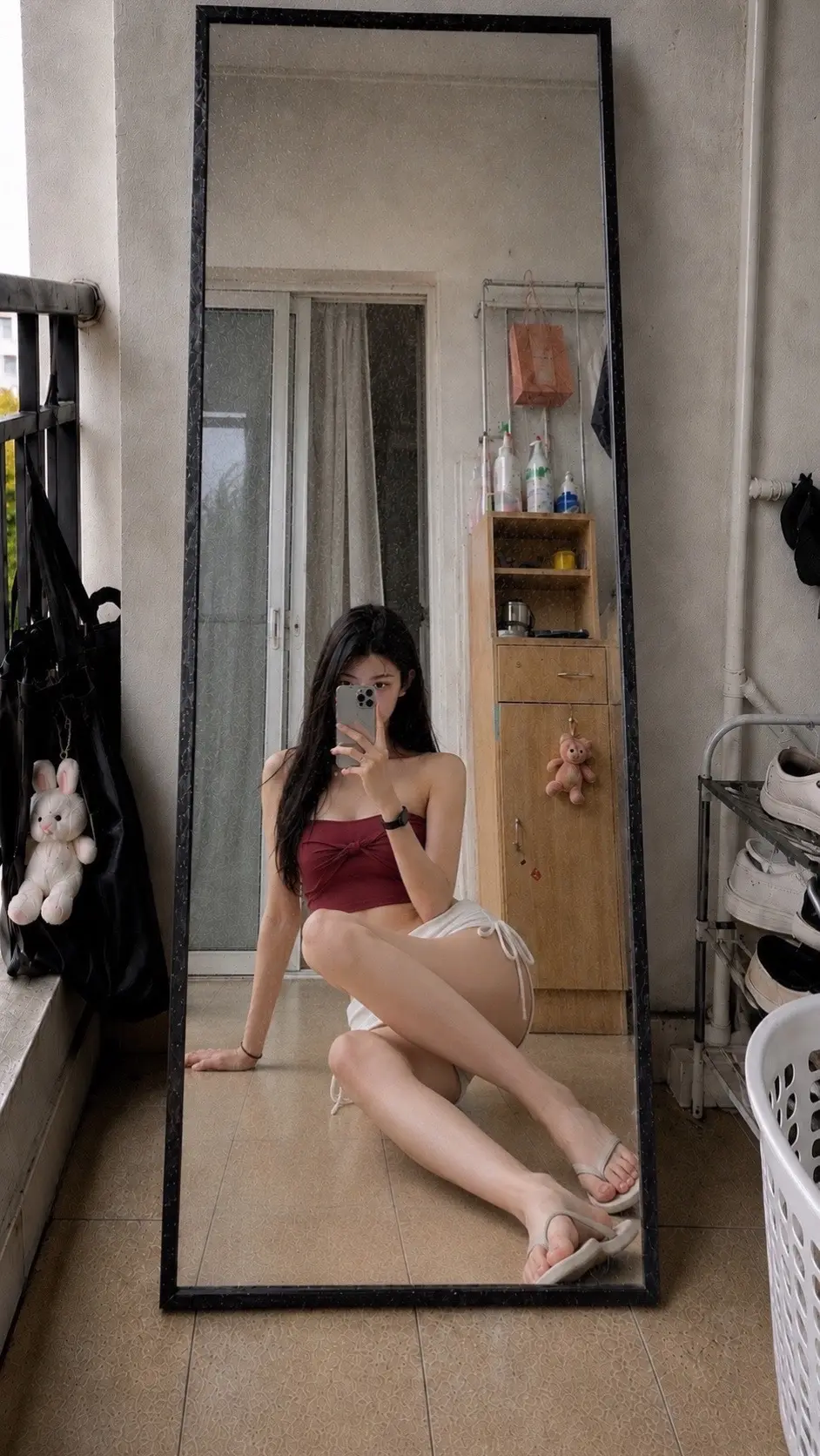 这腿长，是抹胸和短裤给的快乐！🏠宅家O.酒红色+纯白，夏天的最强显白...
