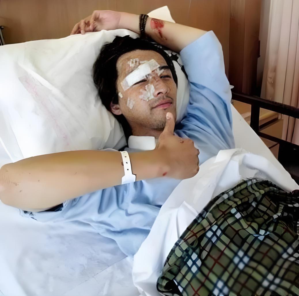 有一次主持人问胡歌:“当初发生了那件事时有人在陪伴着你，是女朋友薛佳凝...