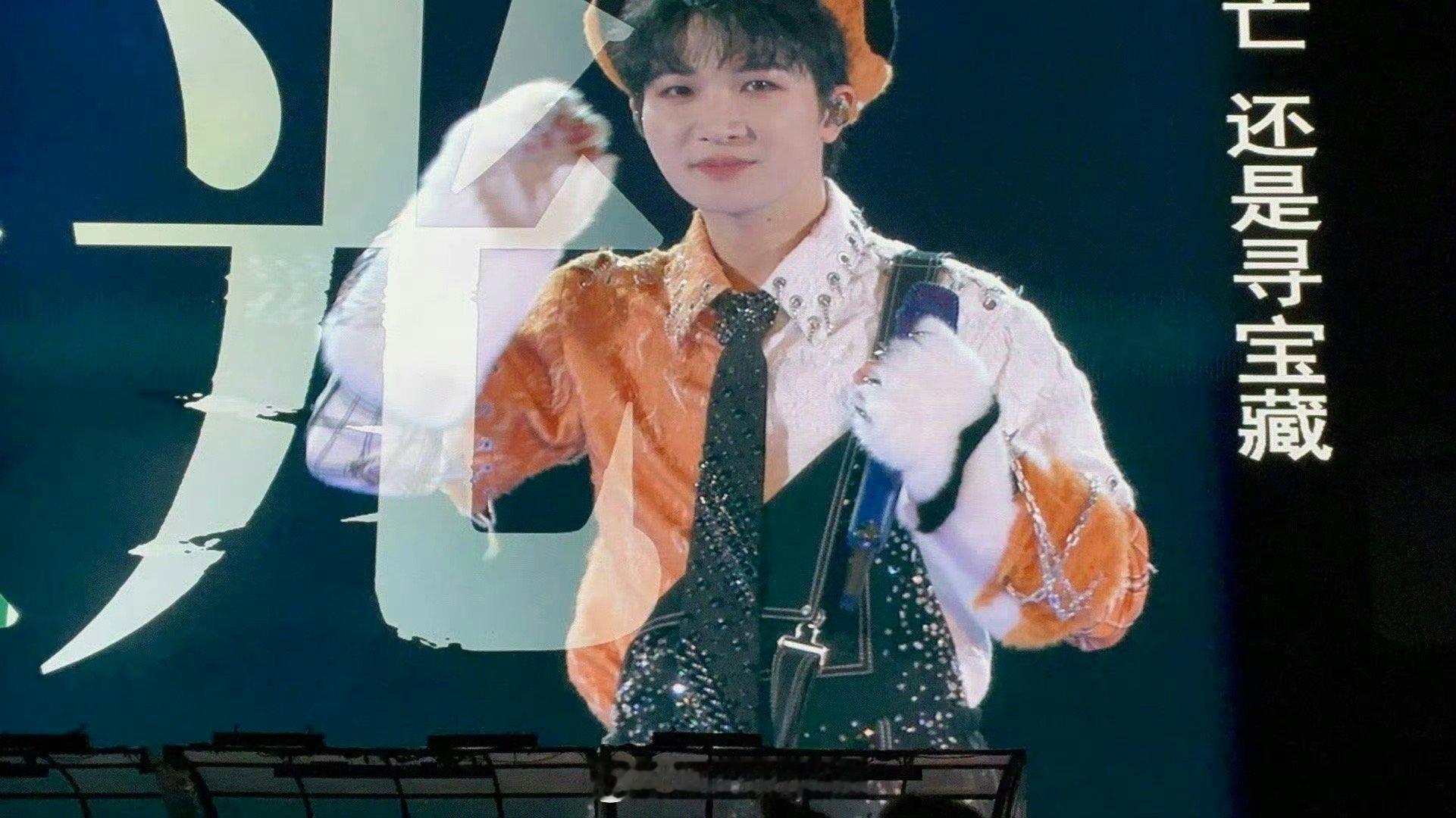 原来深深才是内娱第一猫系爱豆！这身花猫装比彩虹糖还炫，强烈要求把“今天深深变什么