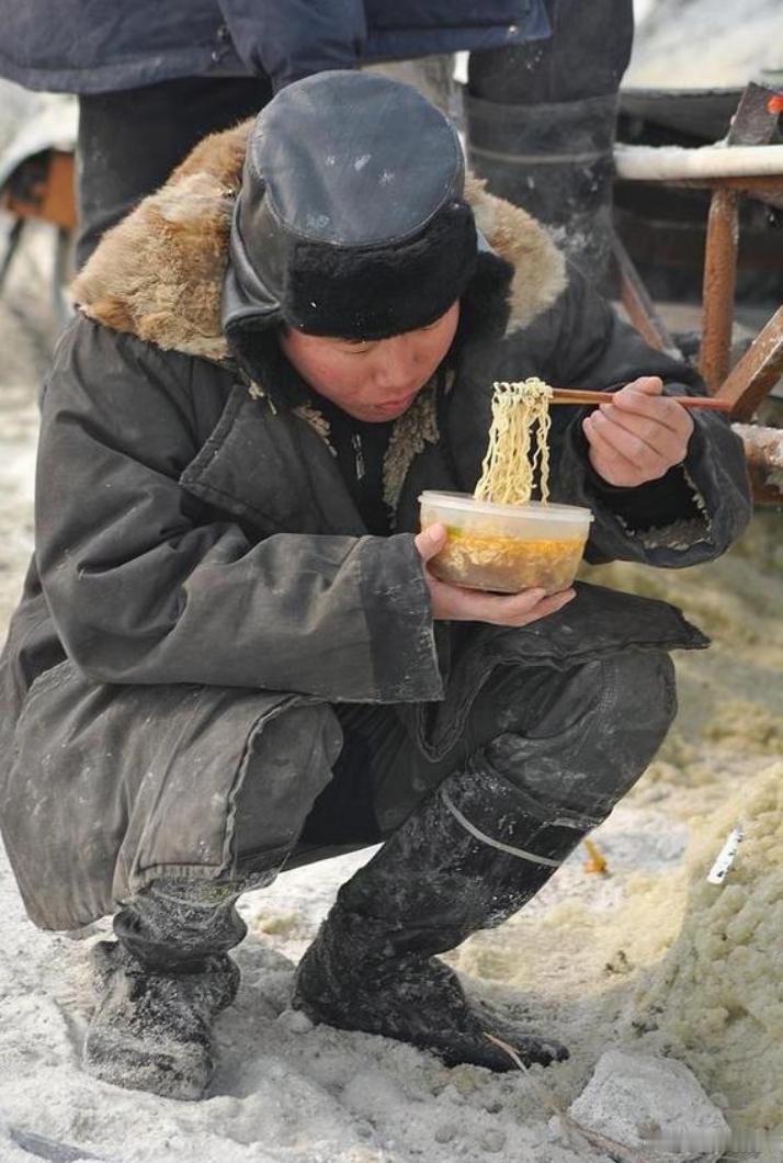 微头条
穷人的三个缺点：
1、注意力过于聚焦短期金钱：因经济压力，只关注眼前开销