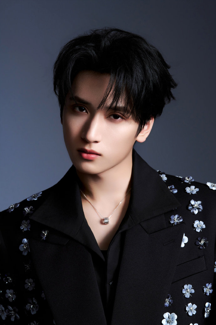 严浩翔立体花朵黑西装严浩翔黑西装好板正 严浩翔立体花朵黑西装，谁懂严浩翔黑西装好