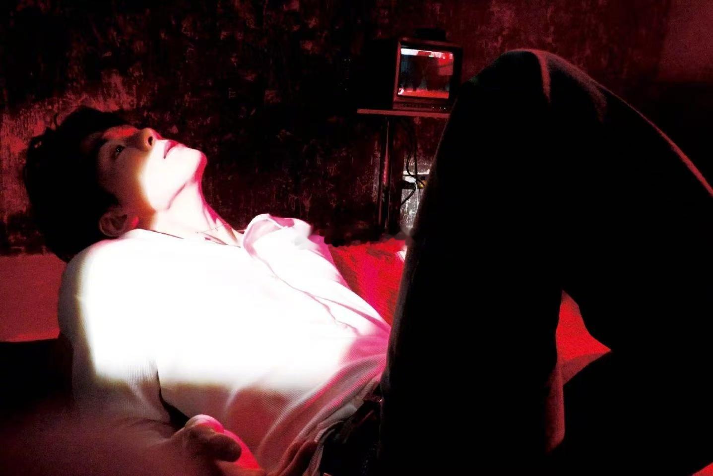 曾舜晞痛楼堪比神图制造机 今天曾舜晞痛楼的图我一张都没落下全存了，每一张都好看得