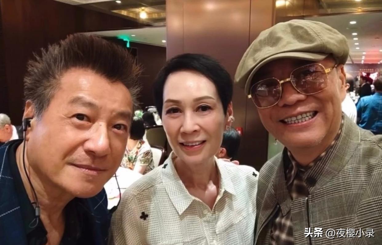 65岁欧阳震华和老婆傅洁娴参加朋友聚餐，他们夫妻俩看起来都好瘦啊！状态都很一般！