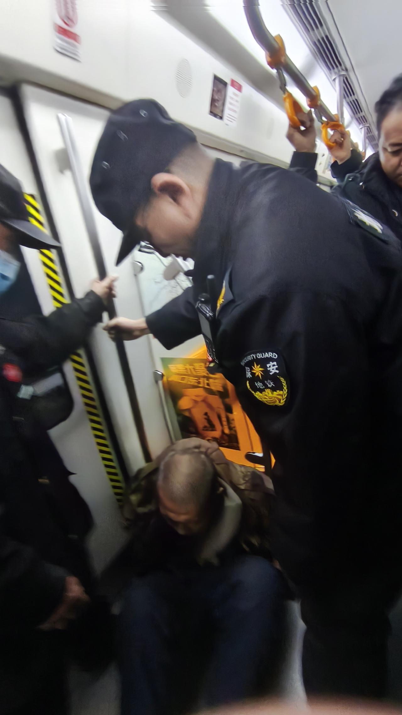 在东北酒蒙子都是你惹不起的存在，12月5日6点18分，沈阳地铁二号线奥体中心四五