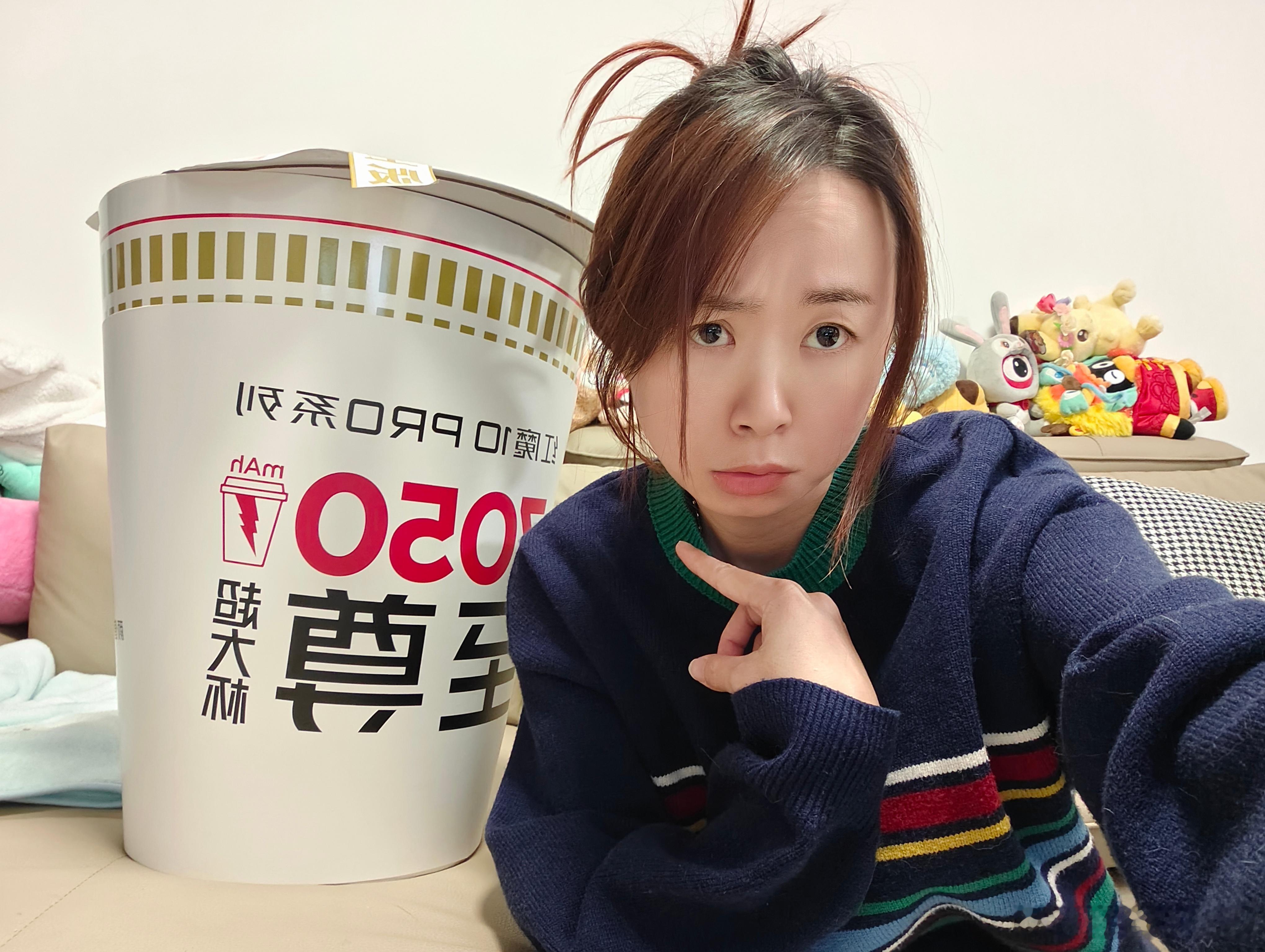 我勒个去，红魔直接承包了我一个月的宵夜，一大桶的合味道泡面！有点意思哈，期待一波