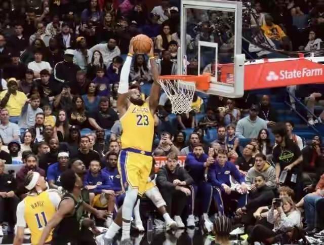 1月7日，湖人以111 - 103击败鹈鹕！
首节比赛，詹姆斯迅速进入状态，不仅