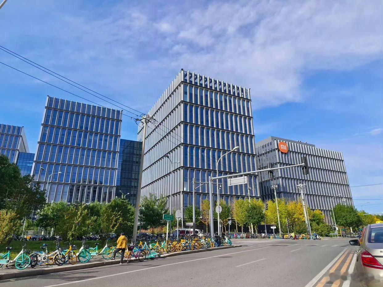 假如你去小米公司总部面试，在电梯里遇到了雷总，他笑着说：来面试啊？你该怎么回答？