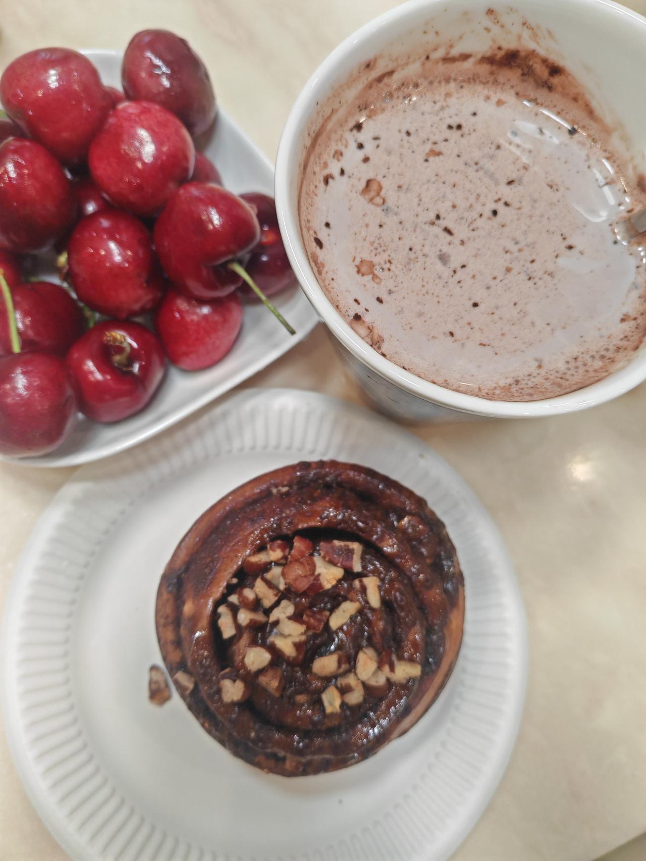 女儿的早餐，热可可奶，车厘子，层层坚果肉桂卷。新的一年开工元气满满！