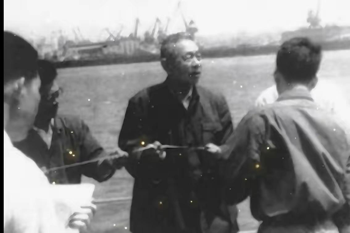 那天的具体情形没人知道，连他女儿束美新也是多年后才从父亲旧友那儿拼凑出几句话。学