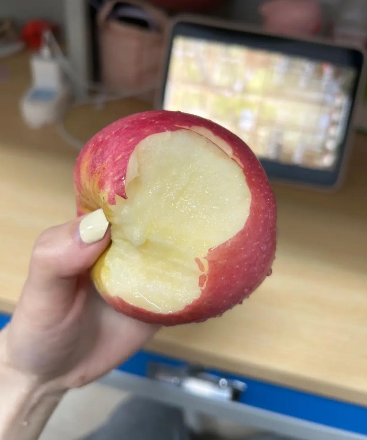 奉劝那些爱吃苹果	的姐妹们！！！！！

我对于那种脆爽酸甜、口感绝佳的苹果真是情