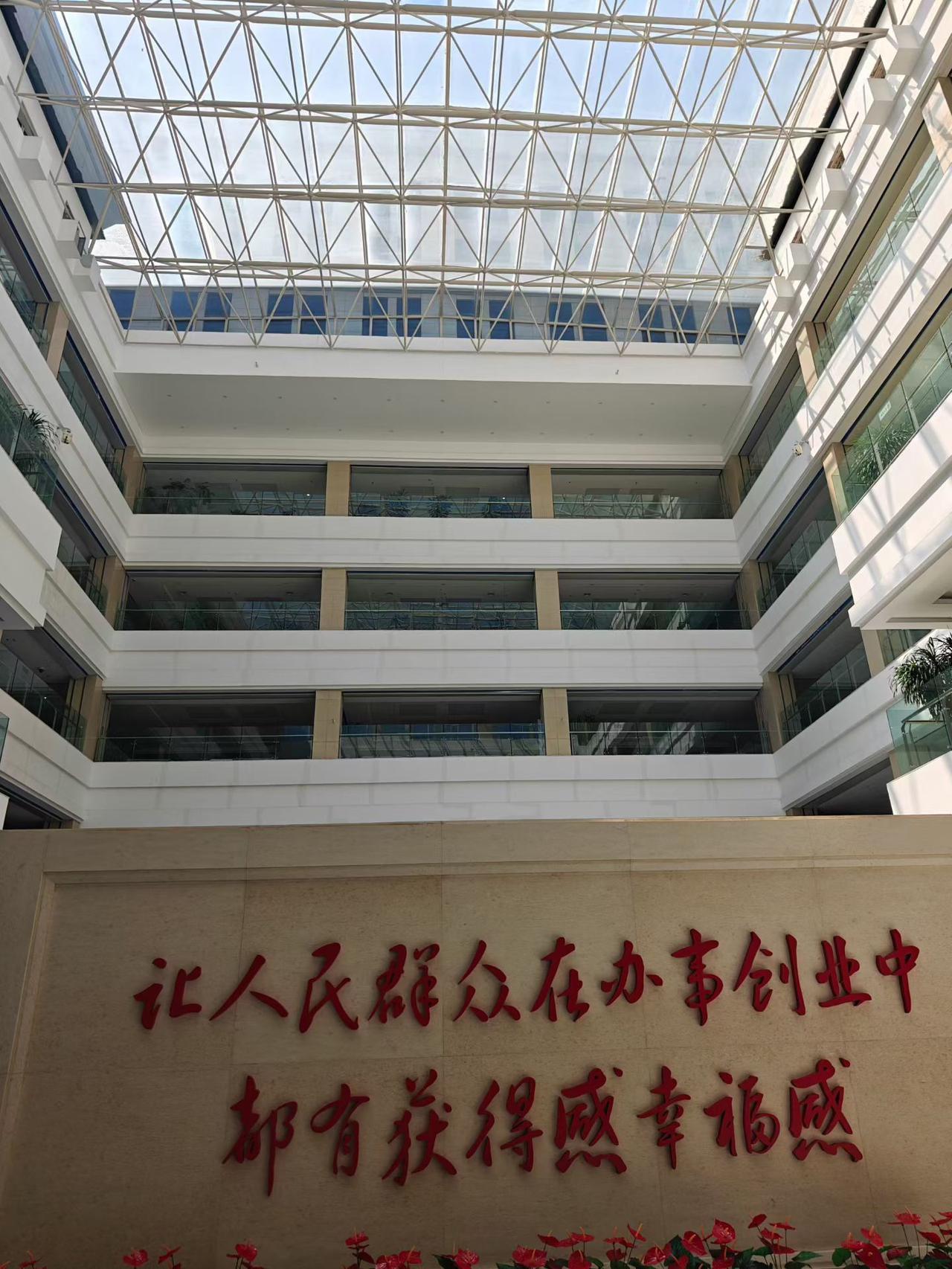 来哈尔滨市民大厦，看看政府如何用AI帮助市民，企业，公务员。介绍说已建设100p
