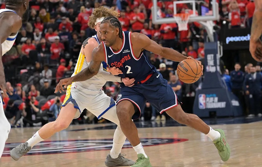 NBA附加赛今日进行，快船主场121-126遭勇士逆转，无缘季后赛。据美国媒体统