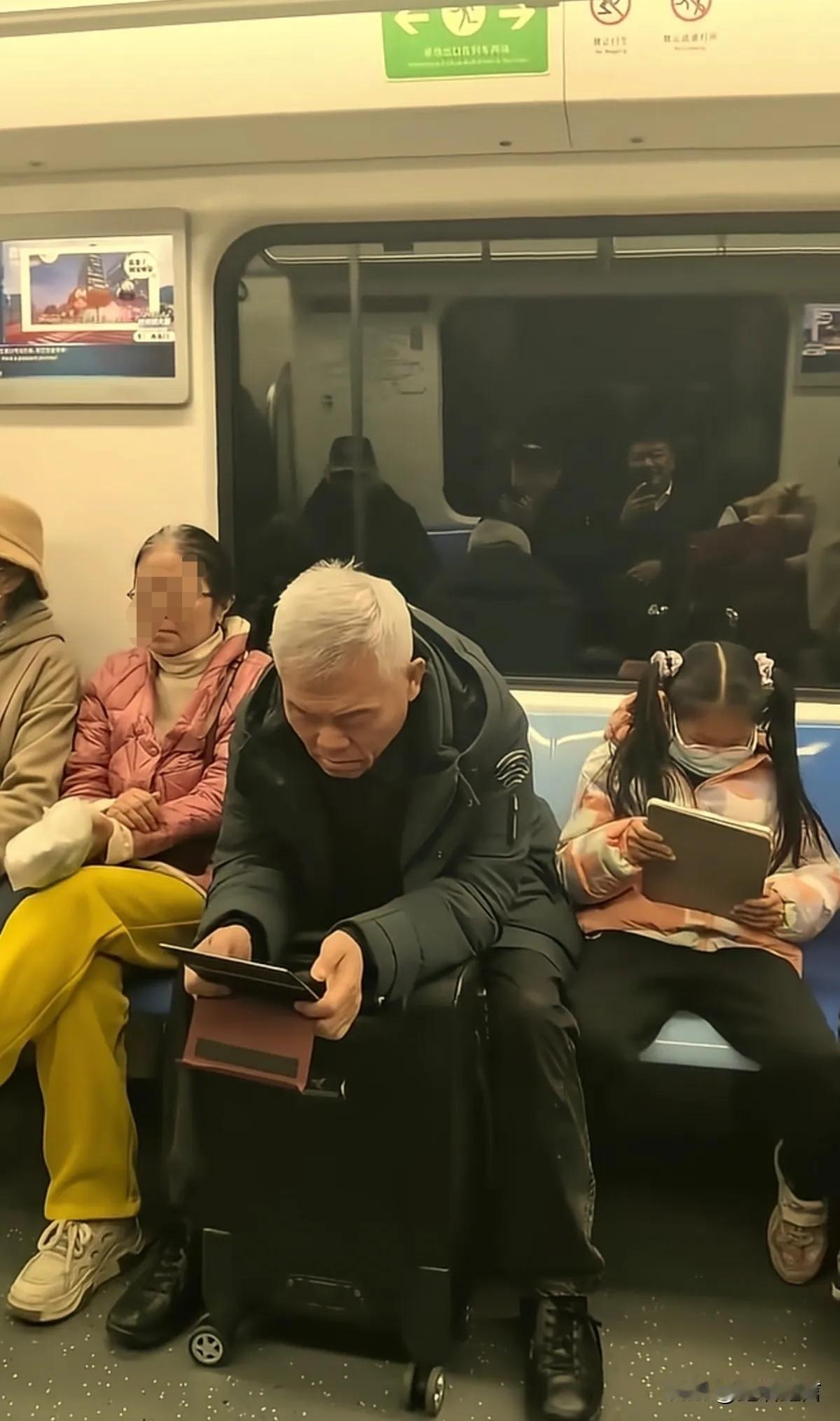 今天在头条刷到好几位博主发这张图片，退网一年多了，还这么引人关注。
他在网上时，