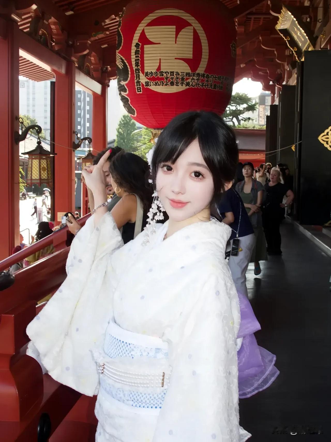 红灯笼下，美人笑语盈盈。