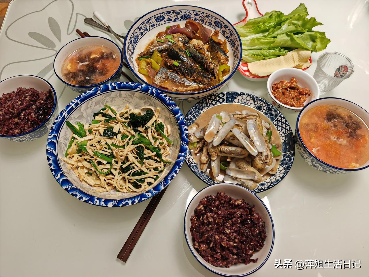 我和老公的晚餐分享～
[微风]炖小鲅鱼
[微风]炒蛏子
[微风]凉拌菠菜豆腐皮