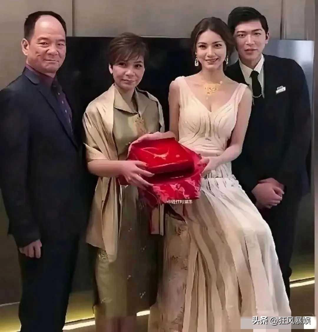 马筱梅，首婚旧照曝光！

马筱梅当年与郑扬融结婚时，父母全程陪同，画面温馨，笑容