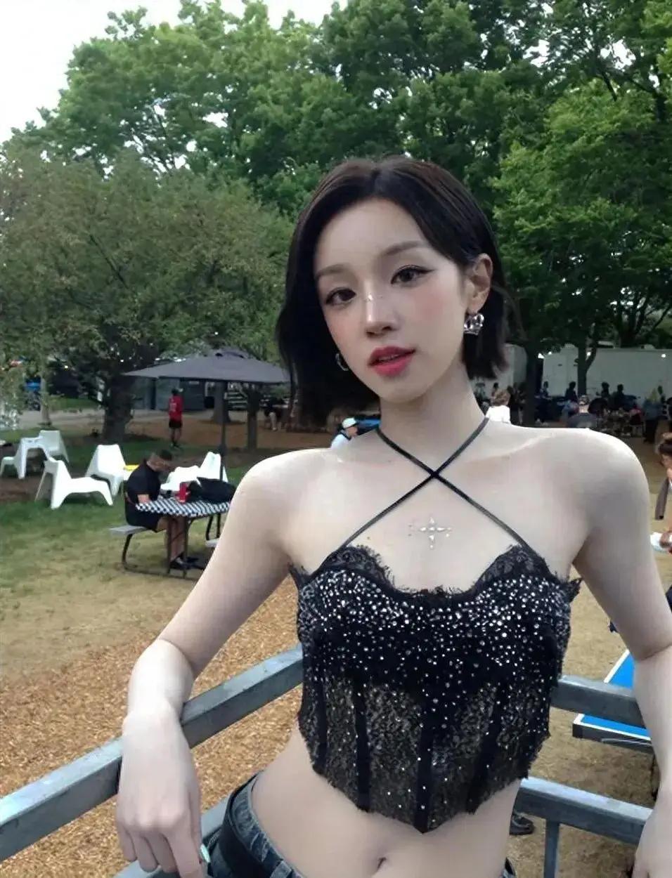 谁说内娱辣妹必须靠浓妆、紧身衣和刻意摆拍？看完宋雨琦最近的路人抓拍，才懂什么叫最