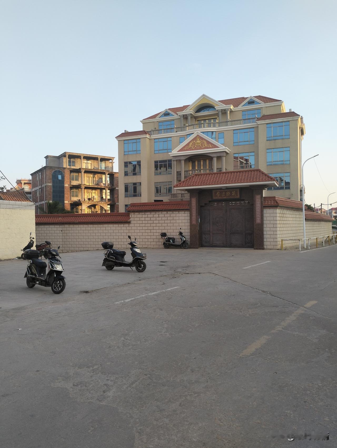 现在的农村房子盖的真的好，
这个村子还是很富裕的，
全都是5层高楼，
一户人家拥