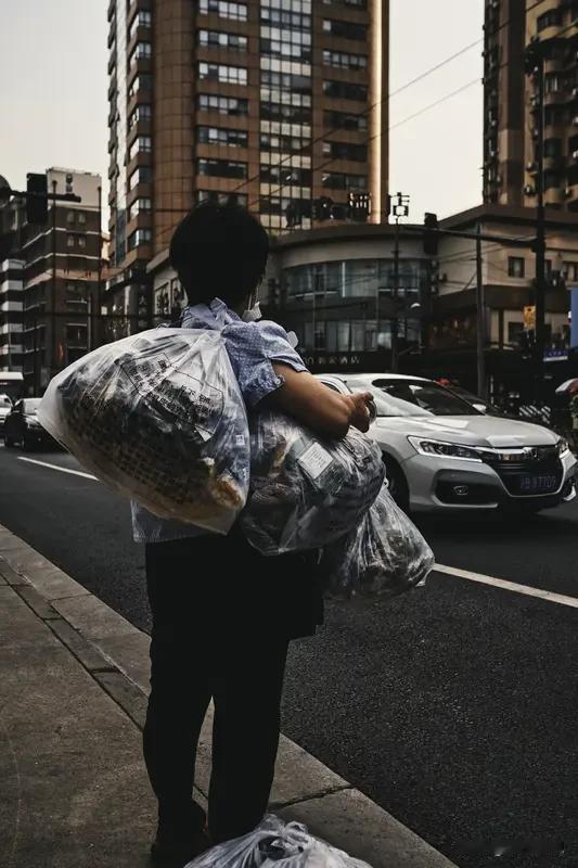 80后逐渐消失在职场上了吗? 现在职场里确实很少看到80后的身影了，但他们不是消