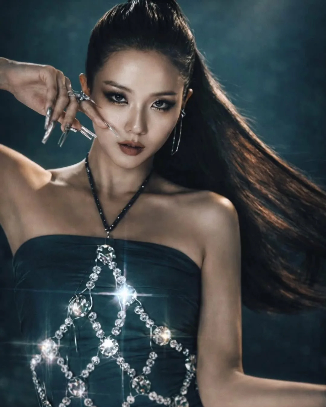 kimjisoo总部位于首尔的高科技定制时装品牌Hannah Shin， 被EL