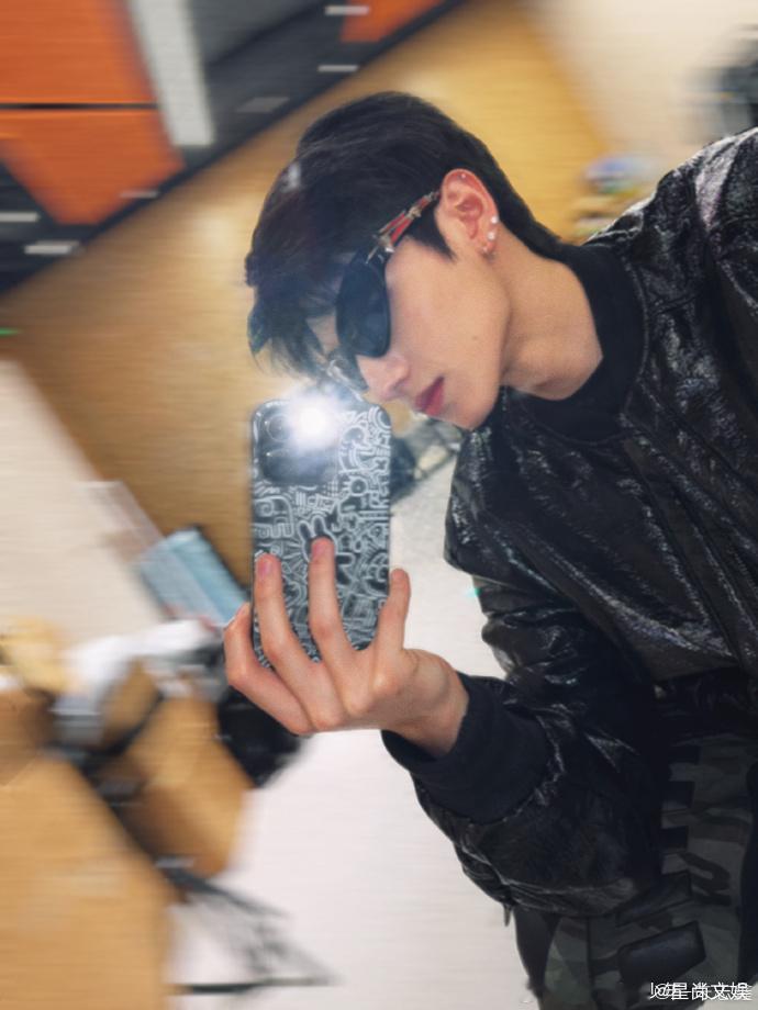 朱志鑫晒耳骨钉  朱志鑫四个耳钉  心心念念的小事终于实现，朱志鑫的耳骨钉直接把