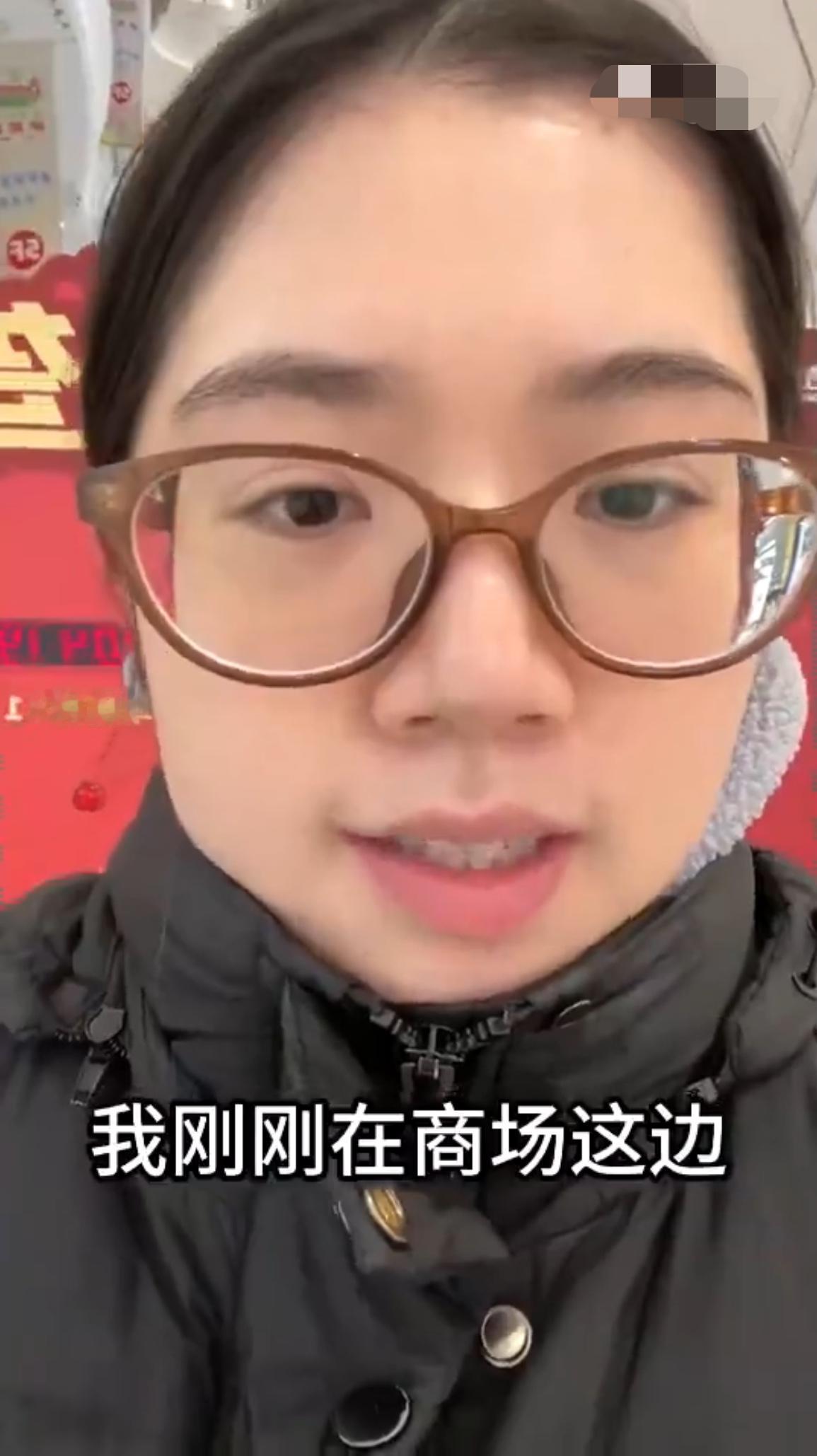 有一位女子逛商场时，发现广告牌上的财神竟然全都是男性，没有女性财神，这令她非常不