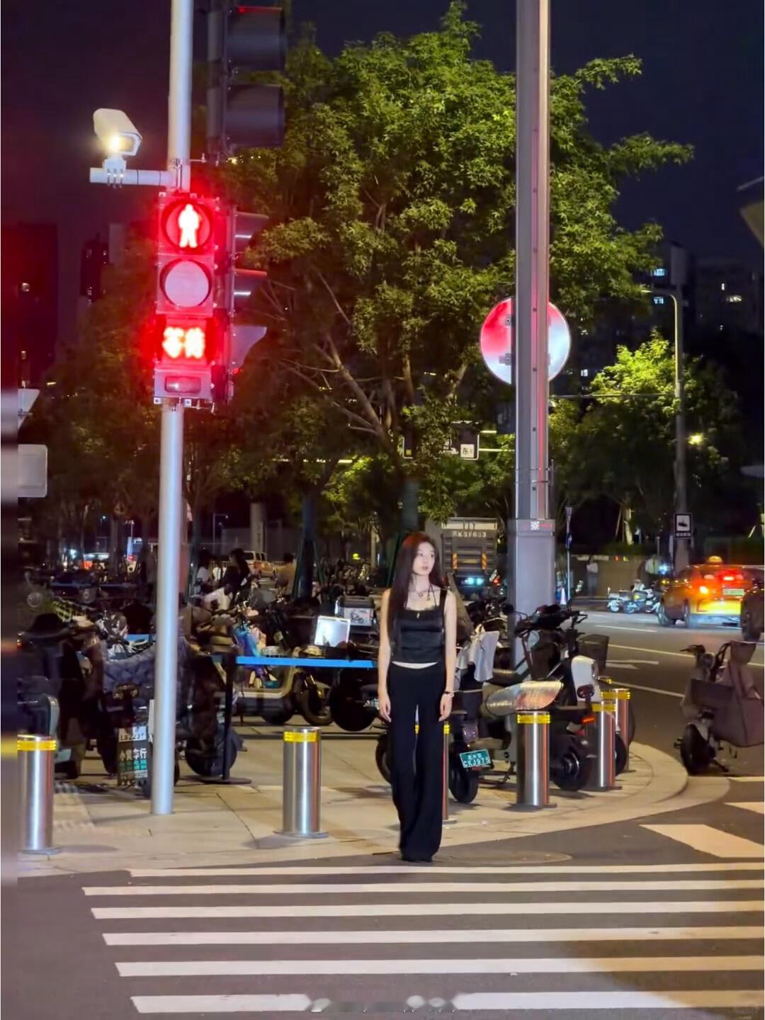 Flora也来国贸拍物料线下看到孙千真的被身材狠狠震撼，比例优越得太直观孙千天资