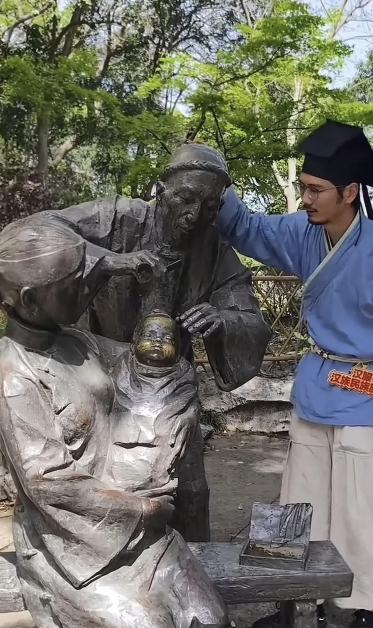 大清亡了
不用剃头了
还给小孩剃头