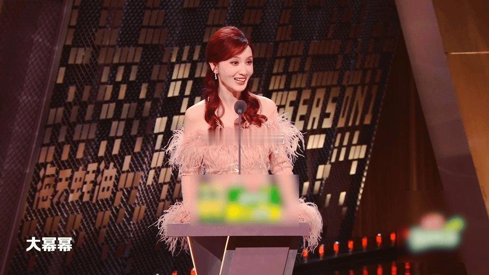 张萌紫藤花的紫是九重紫的紫九重紫的紫，是沉淀后的优雅。张萌在《主咖和Ta的朋友们